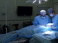 HOROR na operačnej sále: Neurochirurgička dala 12-ročnej dcére vŕtačku a nechala ju vyvŕtať dieru do LEBKY pacienta!