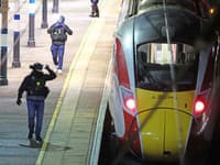 Útok nožom vo vlaku pri meste britskom meste Huntingdon.  Polícia zadržala dvoch páchateľov 