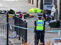 Útok nožom vo vlaku pri meste britskom meste Huntingdon.  Polícia zadržala dvoch páchateľov 