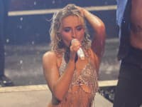 Sexi speváčka si vyšla na večeru: Ehm, ale veď ona sa zabudla obliecť!