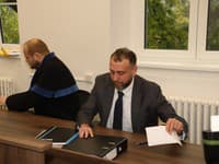 Súdne pojednávanie s Jeremym Hulshom.