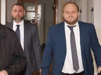 Súdne pojednávanie s Jeremym Hulshom.