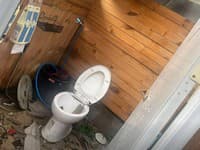 HRÔZA v reštaurácii: FOTO Počas búrky rozdrvil BLESK toalety! Zákazník hovorí o zázraku, zachránil ho vraj amulet