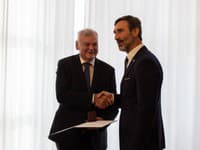 Blanár v Prahe ocenil hokejového trénera Vůjteka: Odovzdal mu zlatú medailu