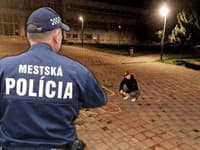 Škandál v Hnúšti! Rodičia s dcérou dostali pokutu za kriedový nápis: Vraj je to ako vyhodenie práčky do lesa