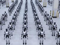 MASOVÁ invázia robotov: Čína spustila humanoidov, ktorí môžu NAHRADIŤ tisíce ľudí! Sci-fi alebo nová realita?