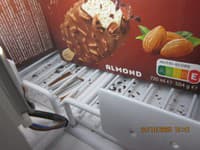 Mraziaca vitrína znečistená, spodná časť pod mriežkami, organickými nečistotami, kúskami hlbokozmrazených potravín - odhalila RVPS Michalovce