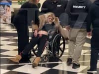 Taru Reid odnášali nadrogovanú z hotela do nemocnice.