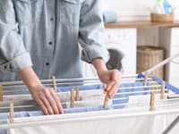 Zabudnite na SMRADĽAVÚ bielizeň! ŠOKUJÚCA pravda o sušení v interiéri: Urobte TENTO krok a uschne rekordne rýchlo!