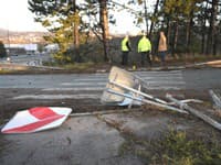 Snímka z havárie autobusu košickej mestskej hromadnej dopravy (MHD) linky č. 55, ktorý dostal šmyk a skončil mimo cesty v rokline.