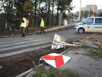 Snímka z havárie autobusu košickej mestskej hromadnej dopravy (MHD) linky č. 55, ktorý dostal šmyk a skončil mimo cesty v rokline.