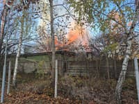 Hasiči zasahujú pri požiari neobývaného domu v Dunajskej Strede.