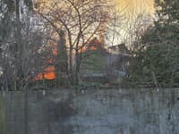 Hasiči zasahujú pri požiari neobývaného domu v Dunajskej Strede.