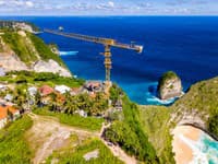 Najobľúbenejšia pláž Bali v CENTRE POBÚRENIA: Skoro 200 metrový výťah šokuje turistov! Sú návštevníci naozaj leniví?