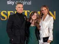 Dcéra Robbieho Williamsa hviezdou premiéry: Herecký debut krásnej školáčky!