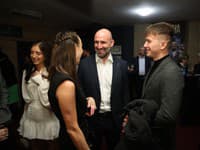 Robo Vittek s partnerkou a Oski Barami na premiére muzikálu Rómeo a Júlia