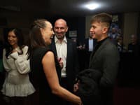 Robo Vittek s partnerkou a Oski Barami na premiére muzikálu Rómeo a Júlia