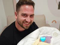 Samo Tomeček sa stal otcom