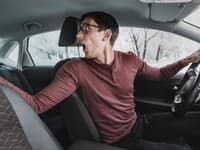 Parkovací horor v priamom prenose: TOTO ste ešte nevideli! Týmto šoférom by vodičák neprešiel ani omylom