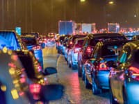 Úplný KOLAPS dopravy v Bratislave! Kolóny hlásia takmer z celého mesta, EXTRÉMNE meškania