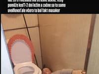 Herca Olivera Oswalda paralyzovala obrovská bolesť priamo na záchode u babky. 