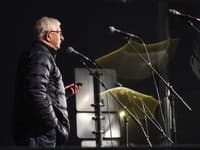 Emeritný predseda Ústavného súdu SR a generálny advokát Súdneho dvora EÚ Ján Mazák (vľaco) počas príhovoru pred Národnou radou SR v rámci protestného pochodu