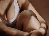 EXTRÉMNE prsia ju priklincovali k posteli: Sú také obrovské, že ráno NEVIE ANI VSTAŤ! Bolesť, slzy a zúfalstvo