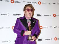 Zdravotné problémy ho NEZASTAVIA! Elton John na vianočných nákupoch... Odkázaný na POMOC