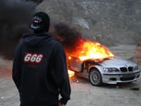 Luca Brassi ukradol a podpálil auto