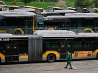 Autobusy mestskej hromadnej dopravy parkujú v depe počas generálneho štrajku v Lisabone.