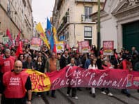 Demonštranti pochodujú počas generálneho štrajku v Lisabone.