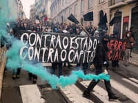 Demonštranti pochodujú počas generálneho štrajku v Lisabone.