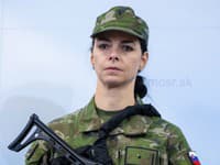 Na snímke príslušníčka Ozbrojených síl SR pózuje počas tlačovej konferencie na tému Predstavenie nového vojaka - predstavenie komplexnej výstroje vojaka Ozbrojených síl SR.