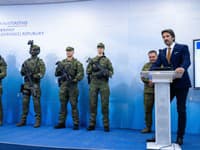 Na snímke minister obrany SR Robert Kaliňák (Smer-SD) spolu s vojakmi v novej výstroji a výzbroji počas tlačovej konferencie na tému Predstavenie nového vojaka - predstavenie komplexnej výstroje vojaka Ozbrojených síl SR.