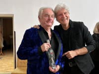 Štefan Skrúcaný podaroval Petrovi Stašákovi k narodeninám svoju Skrúcanú čerešňovicu