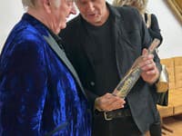 Štefan Skrúcaný podaroval Petrovi Stašákovi k narodeninám svoju Skrúcanú čerešňovicu