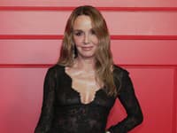 62-ročná herečka na premiére predviedla svoj sexepíl: Táto šupa nepatrí do starého železa!