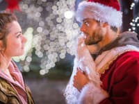 Pobozkala som Santa Clausa.