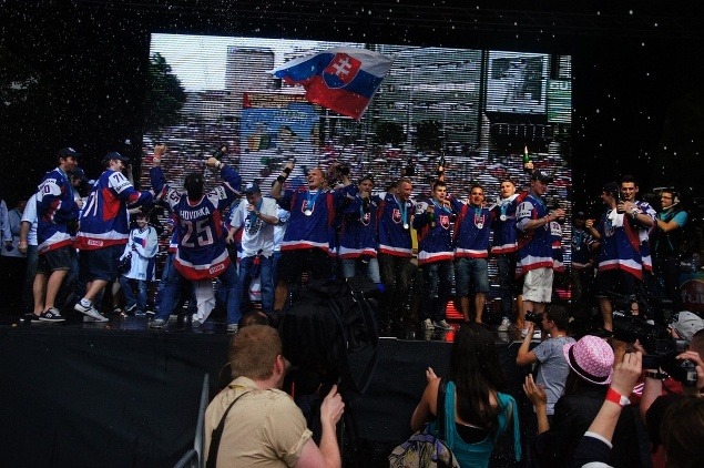 tancujuci hokejisti na namesti snp 2012
