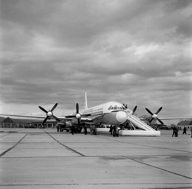 29. marec 1960 v Košiciach. Lietadlo IL-18 na trati Praha- Bratislava-Košice.