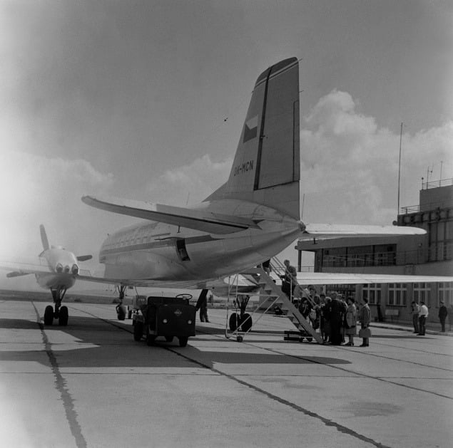 16. apríl 1965, letisko vo Vysokých Tatrách. Denne dvakrát oboma smermi je letecké spojenie s Prahou a raz s Brnom, Bratislavou a Banskou Bystricou na obnovenej leteckej linke do naších veľhôr - Vysokých Tatier - na letisku Tatry, ktoré v týchto dňoch začalo prevádzku.