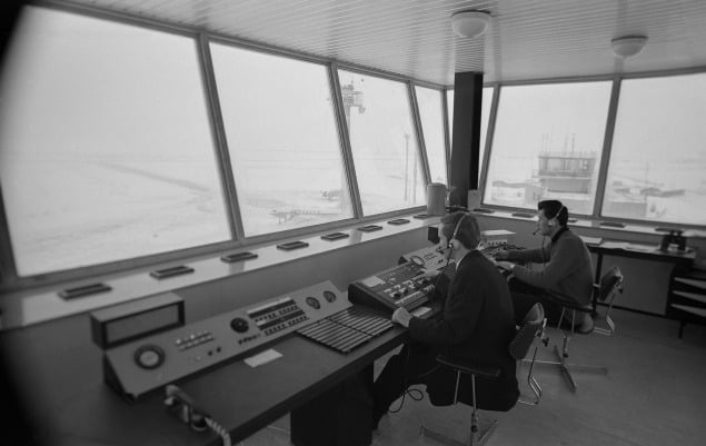 Prestrihnutím pásky otvoril v sobotu 17. januára 1970 minister výstavby a techniky SSR Štefan Šebesta letisko Poprad-Tatry. Pohľad do veže letiska.