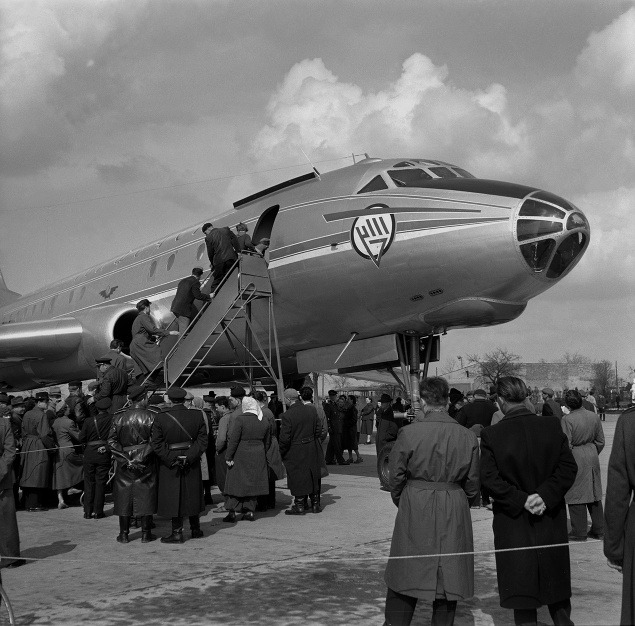 1. apríl 1957, dopravné lietadlo TU-104 v Bratislave.