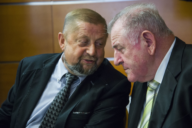 Štefan Harabin (vľavo) a expremiér SR Vladimír Mečiar počas konferencie 27. septembra 2017.