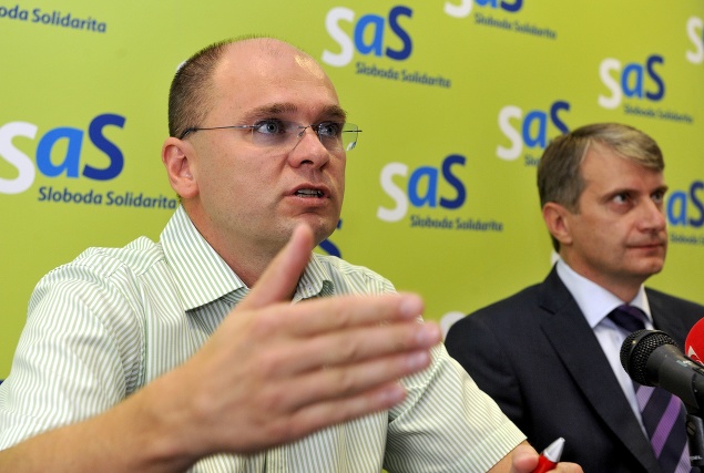 Richard Sulík (vľavo) a predseda petičného výboru Za referendum Robert Mistrík informovali novinárov na tlačovej konferencii 13. júla 2010.