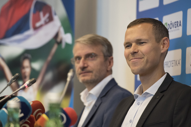 Na snímke sprava slovenský atlét Matej Tóth a Robert Mistrík počas tlačovej konferencie 4. októbra 2017, ktorá bola venovaná očisteniu Tótha z dopingových podozrení.