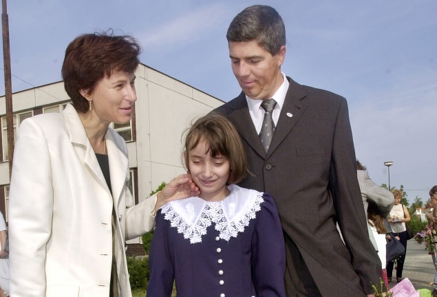 2. septembra 2002 predstavil predseda Strany maďarskej koalície (SMK) Béla Bugár, ktorý s manželkou ráno odprevadil na slávnostné otvorenie školského roka svoju dcéru.