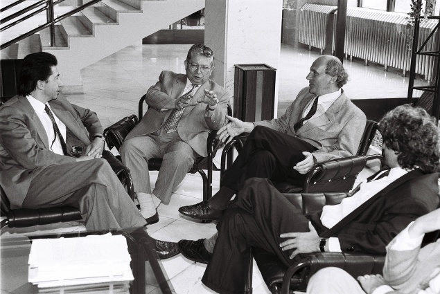 Ján Budaj v rozhovore s poslancami KDH Ladislavom Pittnerom, Františkom Mikloškom a Mikulášom Dzurindom 21. júna 1996.
