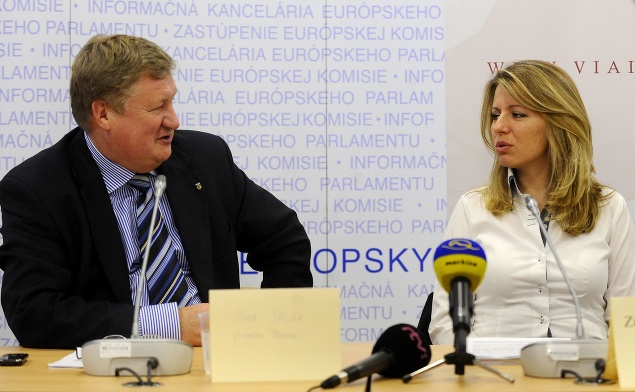 Vľavo bývalý primátor mesta Pezinok Oliver Solga a advokátka Zuzana Čaputová, ktorá zastupuje Pezinčanov v súdnom spore vo veci pezinskej skládky počas tlačovej konferencie 15. januára 2013.