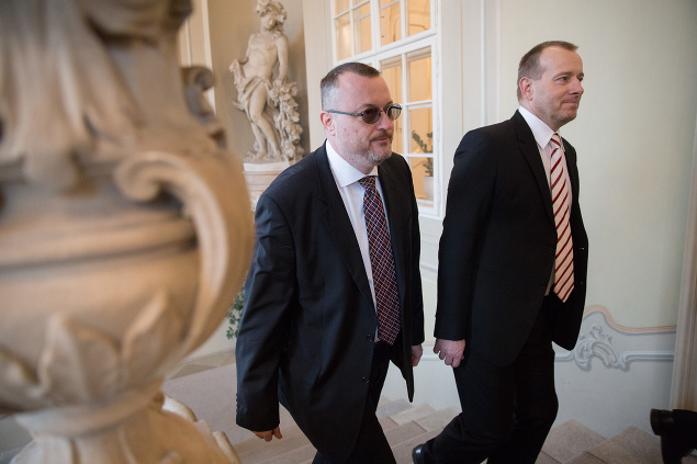 Predseda strany Sme rodina Boris Kollár a Milan Krajniak počas prijatia u prezidenta SR v Prezidentskom paláci 7. marca 2016.